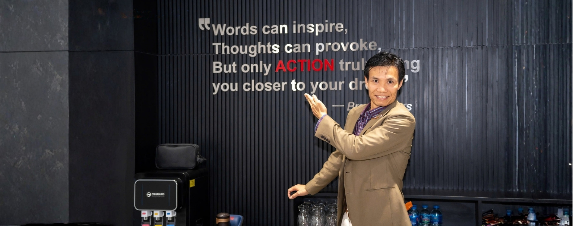 banner coach phạm tùng